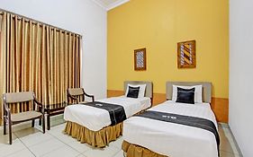 Super Oyo Capital O 93240 Candra Dewi Hotel